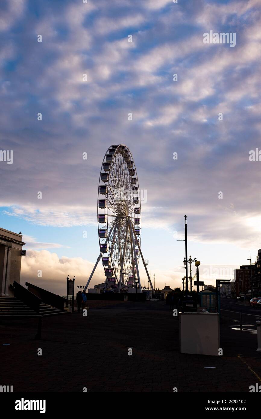 Worthing Seafront West Sussex England UK - l'attrazione turistica Worthing Wheel sul promo Foto Stock