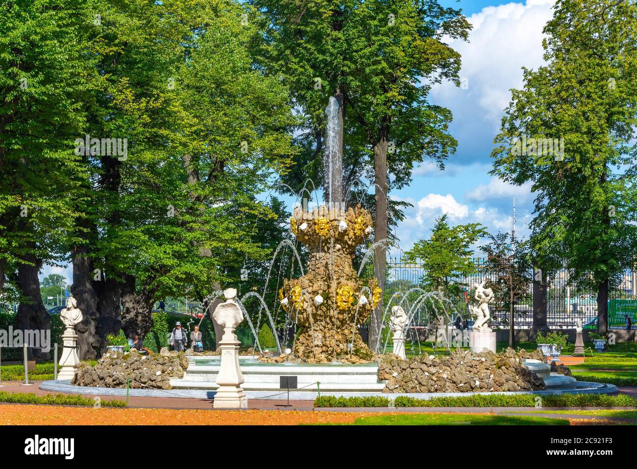 San Pietroburgo, la fontana della Corona nel parterre anteriore del giardino estivo, lo storico Parco di San Pietroburgo Foto Stock