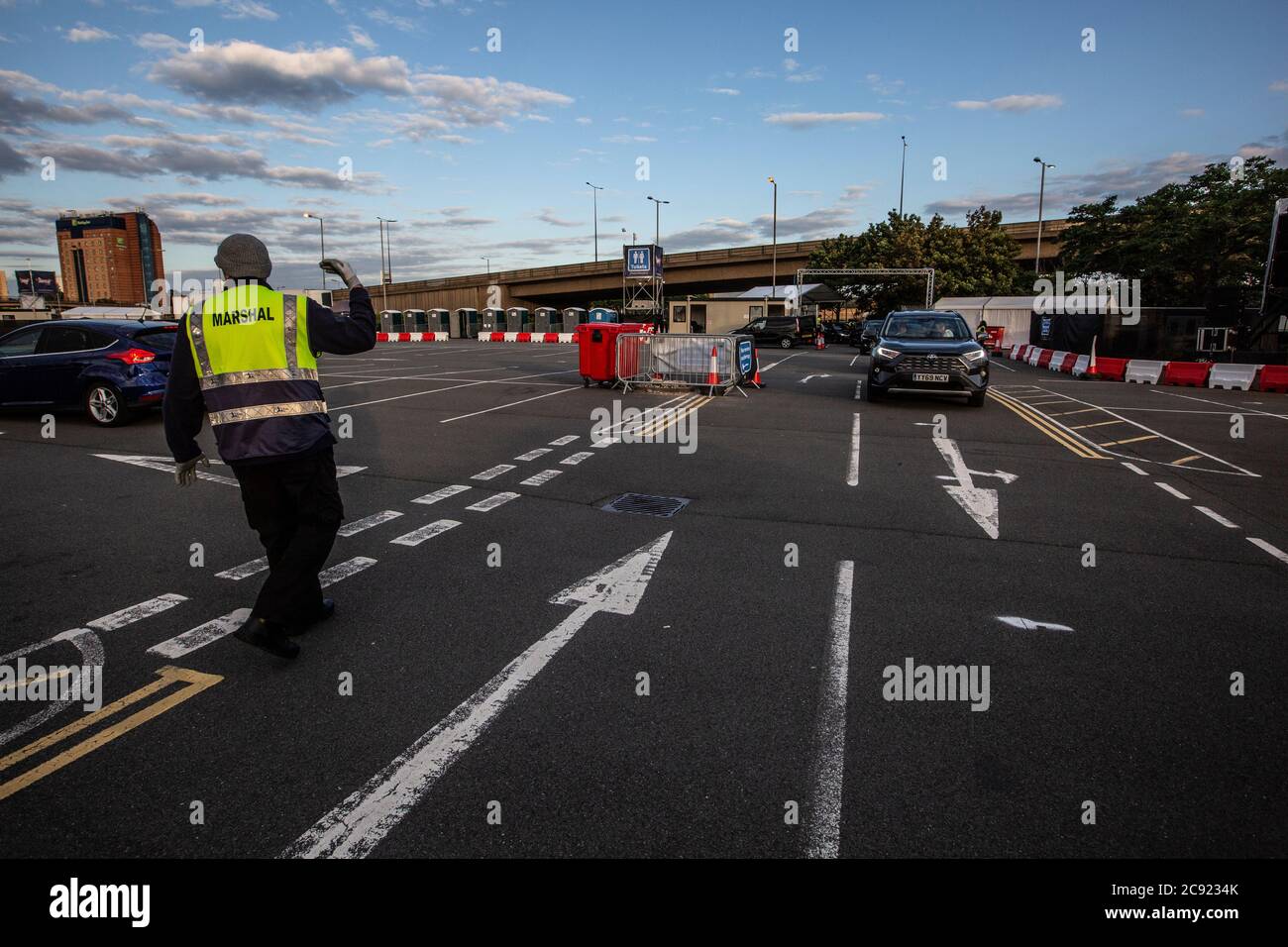 Il Drive in Club viene lanciato a Brent Cross con il comico Jason Manford in diretta davanti a un pubblico carico di auto, Londra, Inghilterra, Regno Unito Foto Stock