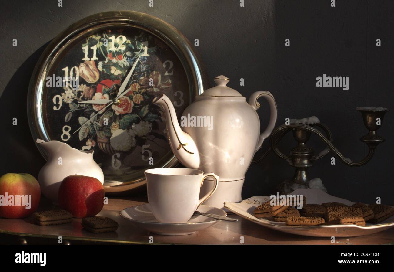 Tea Time - classica natura morta con set da tè vintage e cibo disposti su un tavolo Foto Stock