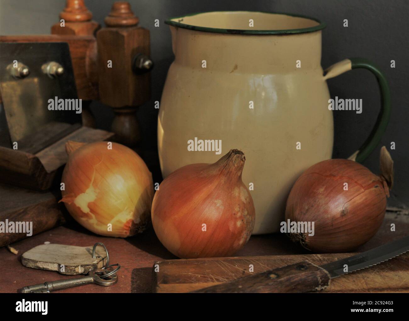 La vita still - la cucina della nonna con la vecchia tazza e la cipolla sistemate su un tavolo Foto Stock