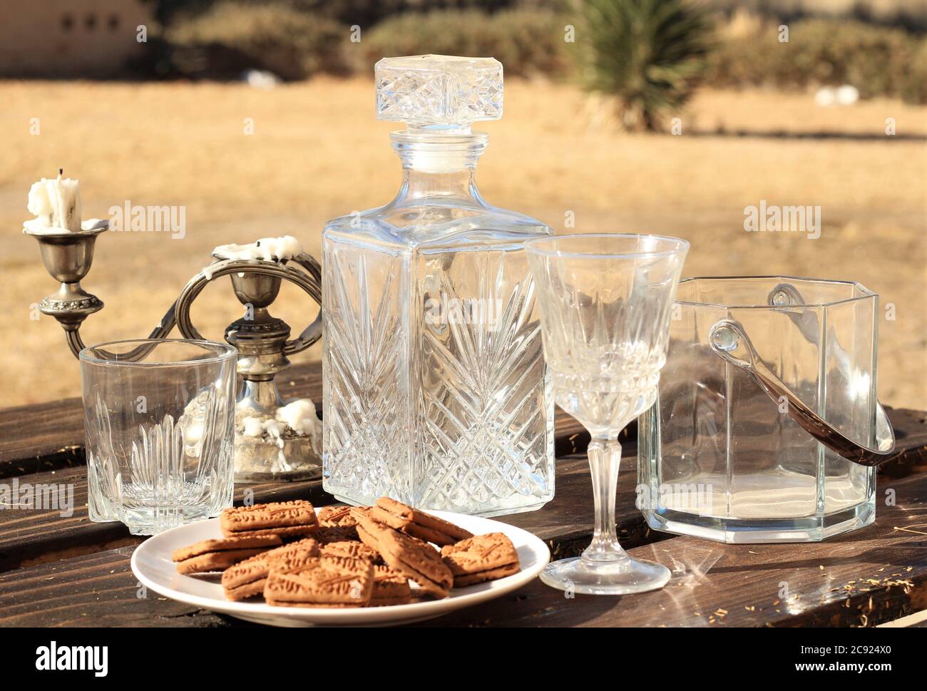 Ancora vita con caraffa di cristallo, bicchieri e biscotti Foto Stock