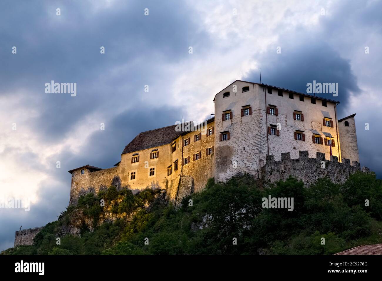 Il castello di Stenico è oggi un museo. Giudicarie, provincia di Trento, Trentino Alto Adige, Italia, Europa. Foto Stock