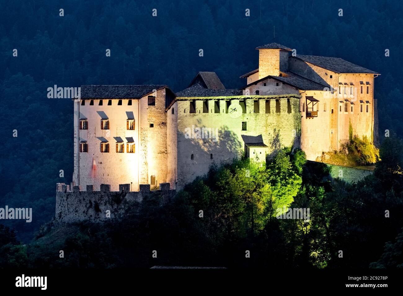 Il castello di Stenico è oggi un museo. Giudicarie, provincia di Trento, Trentino Alto Adige, Italia, Europa. Foto Stock