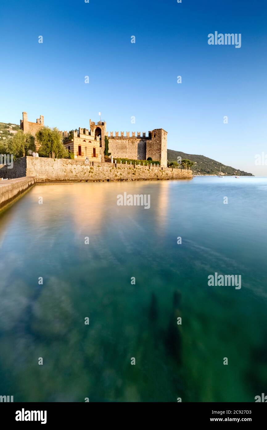 Il castello Scaligero di Torri del Benaco si affaccia sul Lago di Garda. Provincia di Verona, Veneto, Italia, Europa. Foto Stock