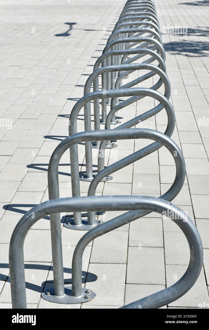 Rimessaggio per biciclette in strada Foto Stock