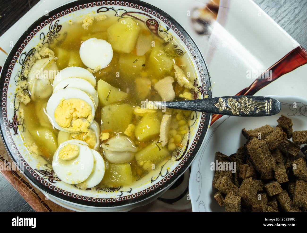 La zuppa acida di farina di segale con uova su piatto Foto Stock