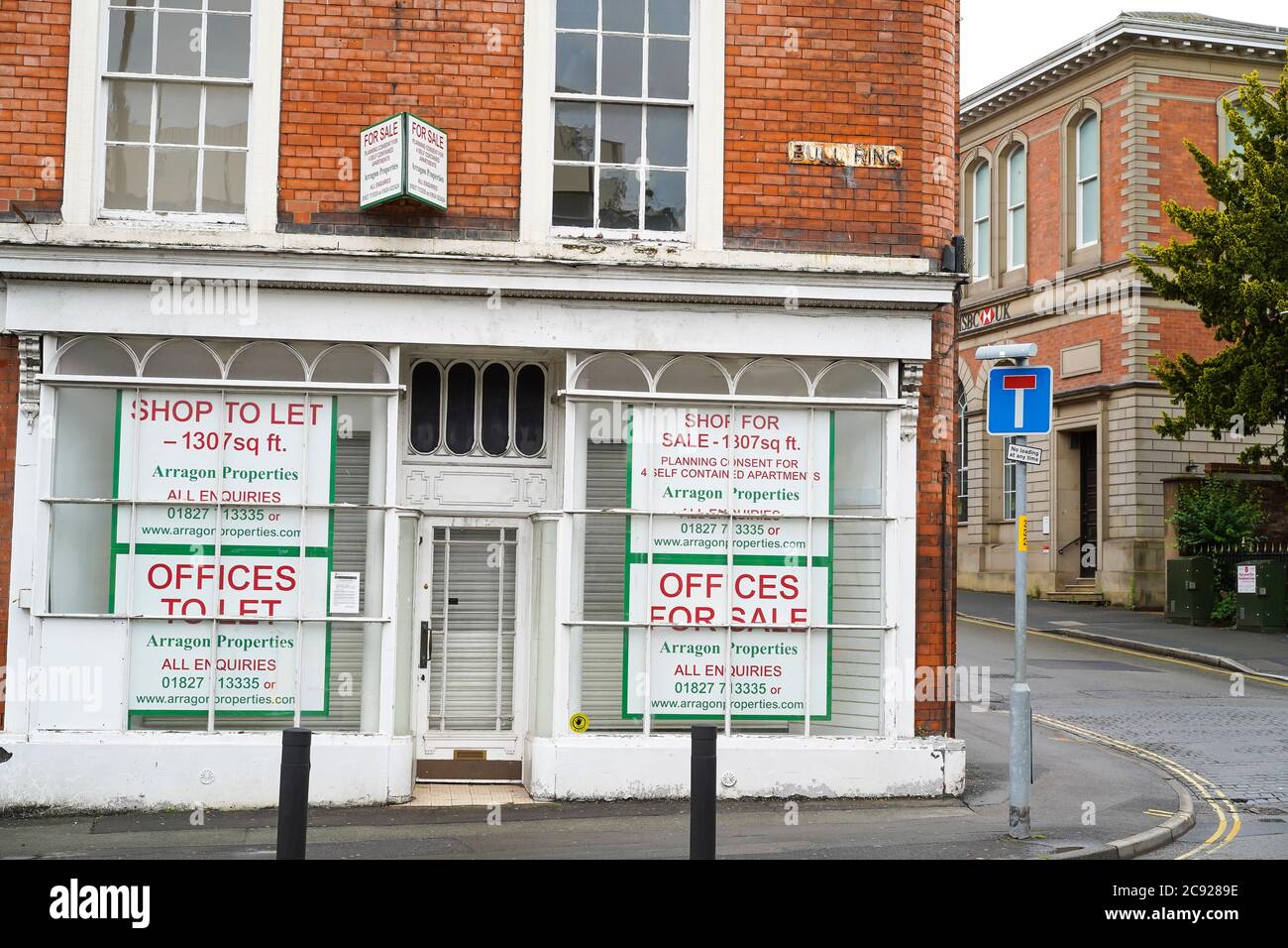 Negozio vuoto, vendita al dettaglio di unità pubblicitarie locali 'to Let' avviso nel Bull Ring, Kidderminster, Regno Unito, un tempo il cuore di questa città del Worcestershire. Foto Stock