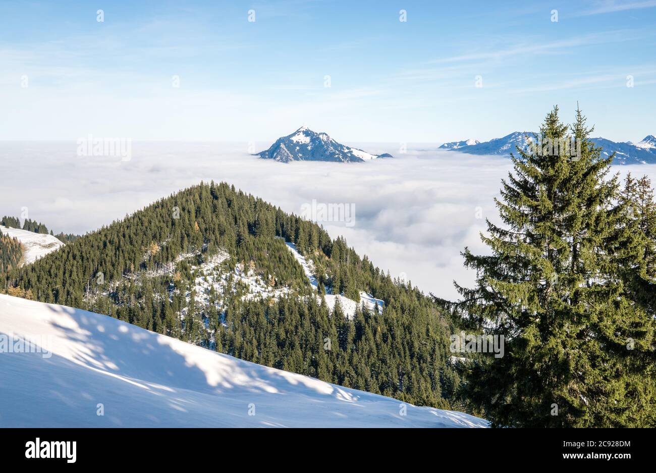 Incredibile vista da Snow Mountain alla neve Mountain Range sopra inversione nebbia strato di nuvola. Sopra le nuvole di Rangiswangerhorn, Allgau, Baviera Foto Stock