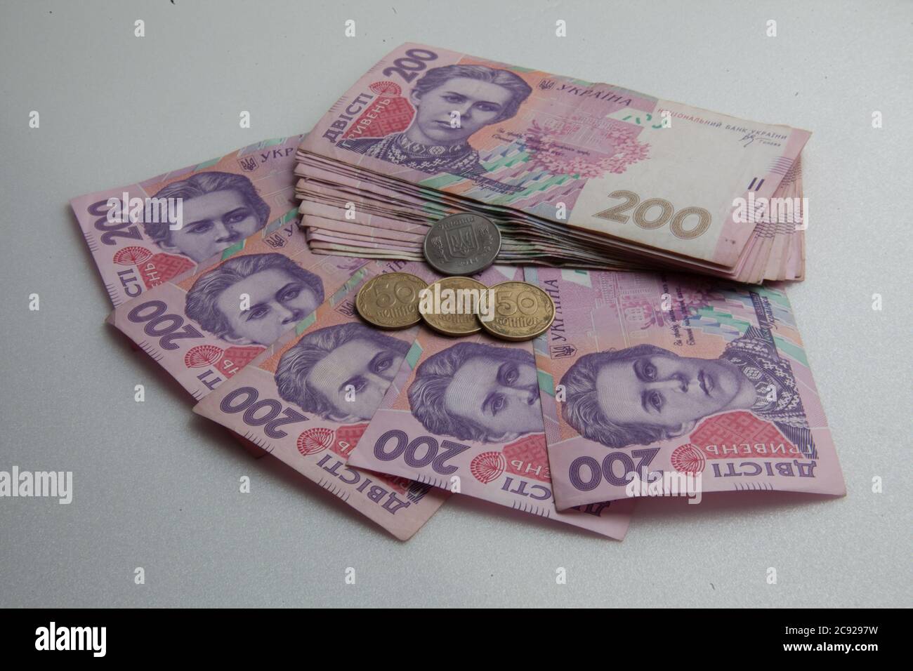 Un sacco di soldi ucraino hryvnia su uno sfondo grigio con Foto Stock