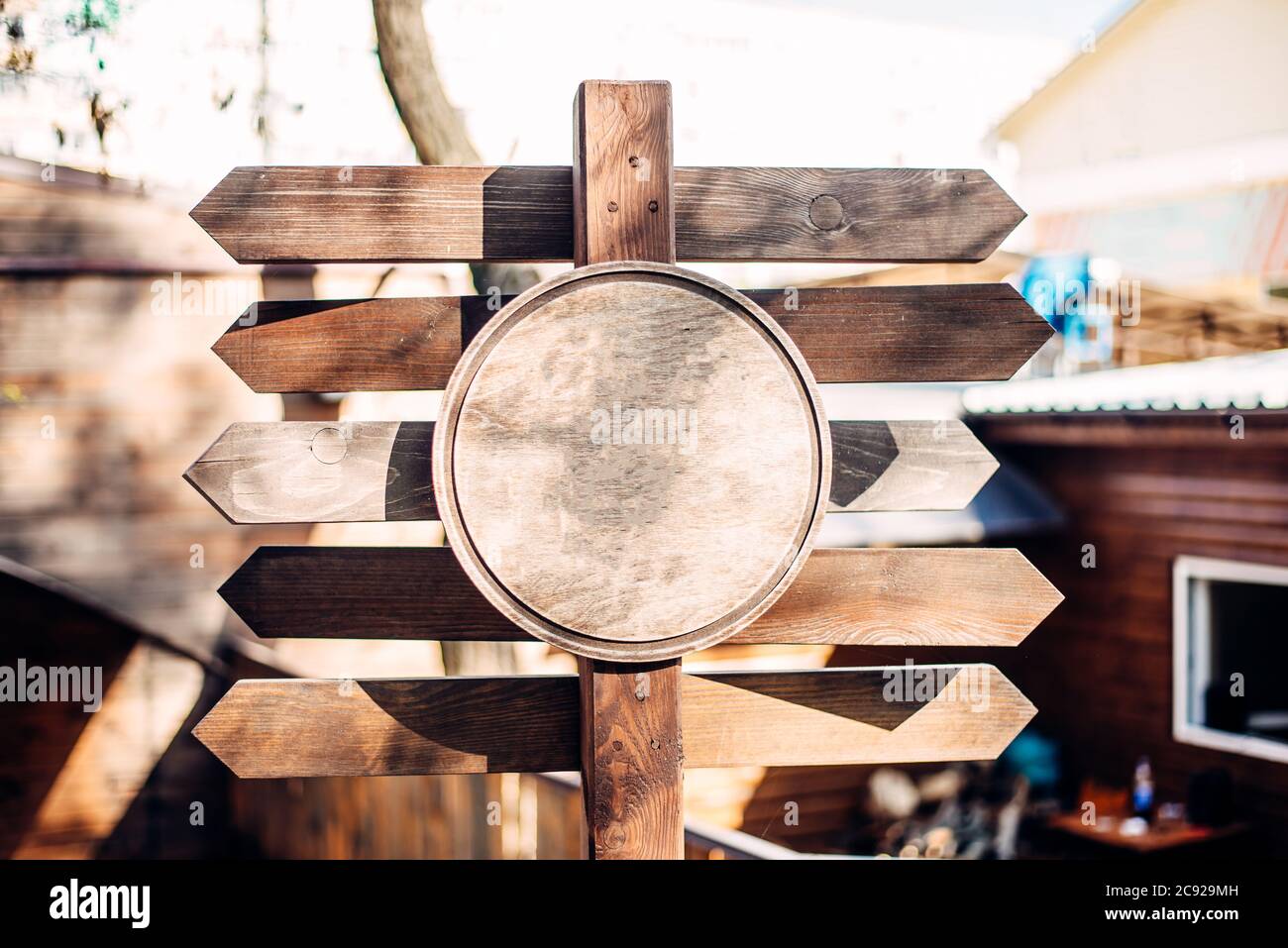 Un versatile puntatore in legno su sfondo autunnale in tonalità gialle Foto Stock