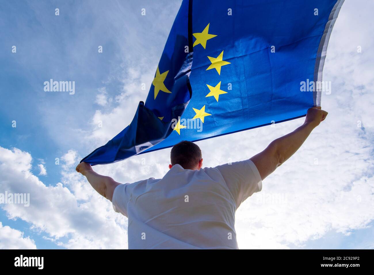 Uomo che detiene bandiera dell'UE o bandiera dell'Unione europea, immagine concettuale Foto Stock