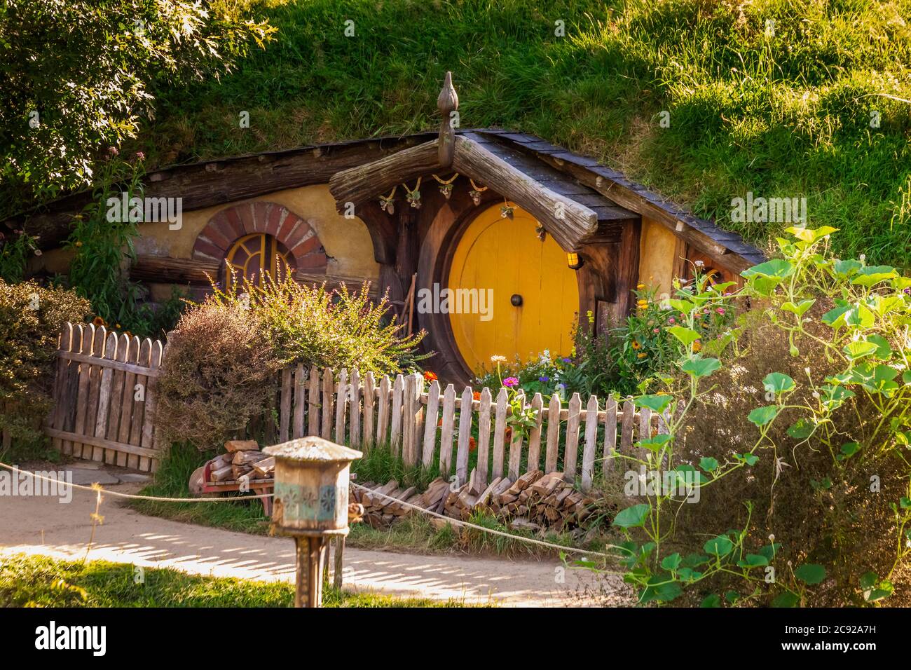 Hobbiton - paesaggio Nuova Zelanda, il luogo, dove gli hobbit vivono nelle loro buche. Foto Stock