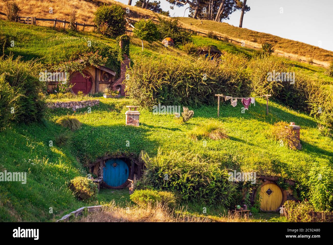 Hobbiton - paesaggio Nuova Zelanda, il luogo, dove gli hobbit vivono nelle loro buche. Foto Stock