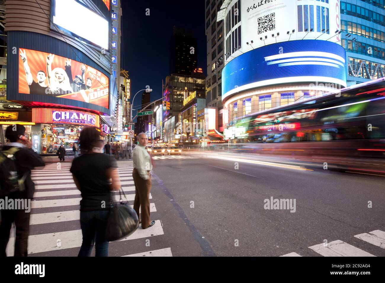 Times Square, New York City, NY, Stati Uniti - Vista di Times Square su 42 Street e 7th Avenue di notte. Foto Stock