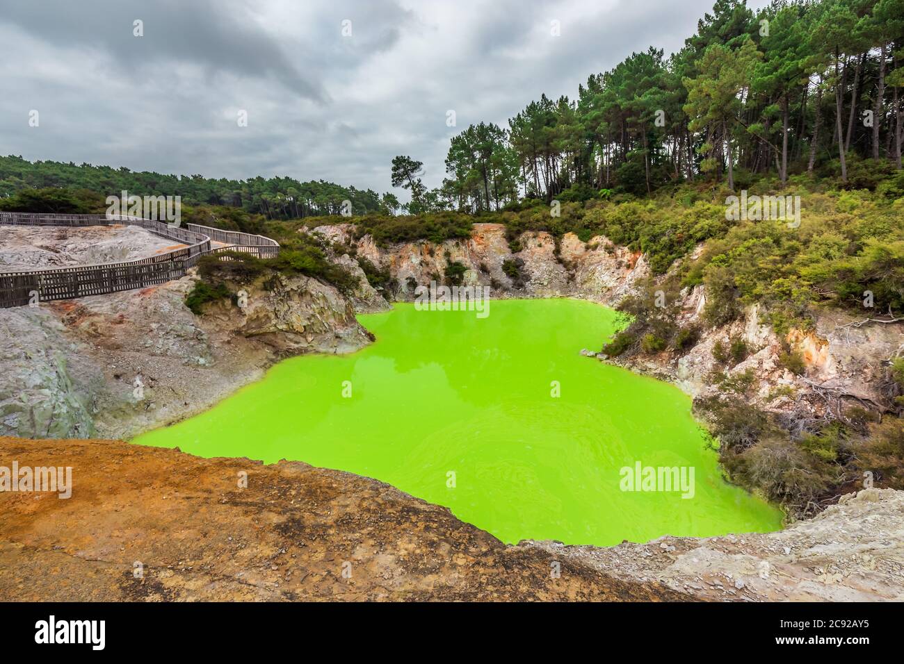 Piscina grotta del Diavolo presso il Wai-o-Tapu Thermal Wonderland, Rotorua, Nuova Zelanda. Foto Stock