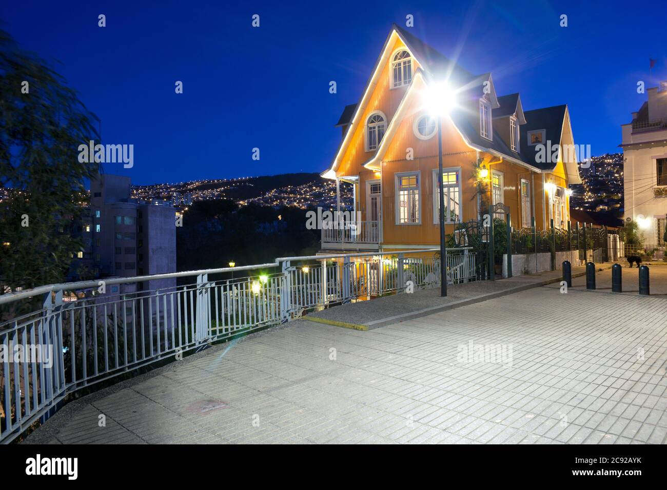 Valparaiso, Cile - l'architettura tradizionale di un ristorante sulle colline di Valparaiso. Foto Stock