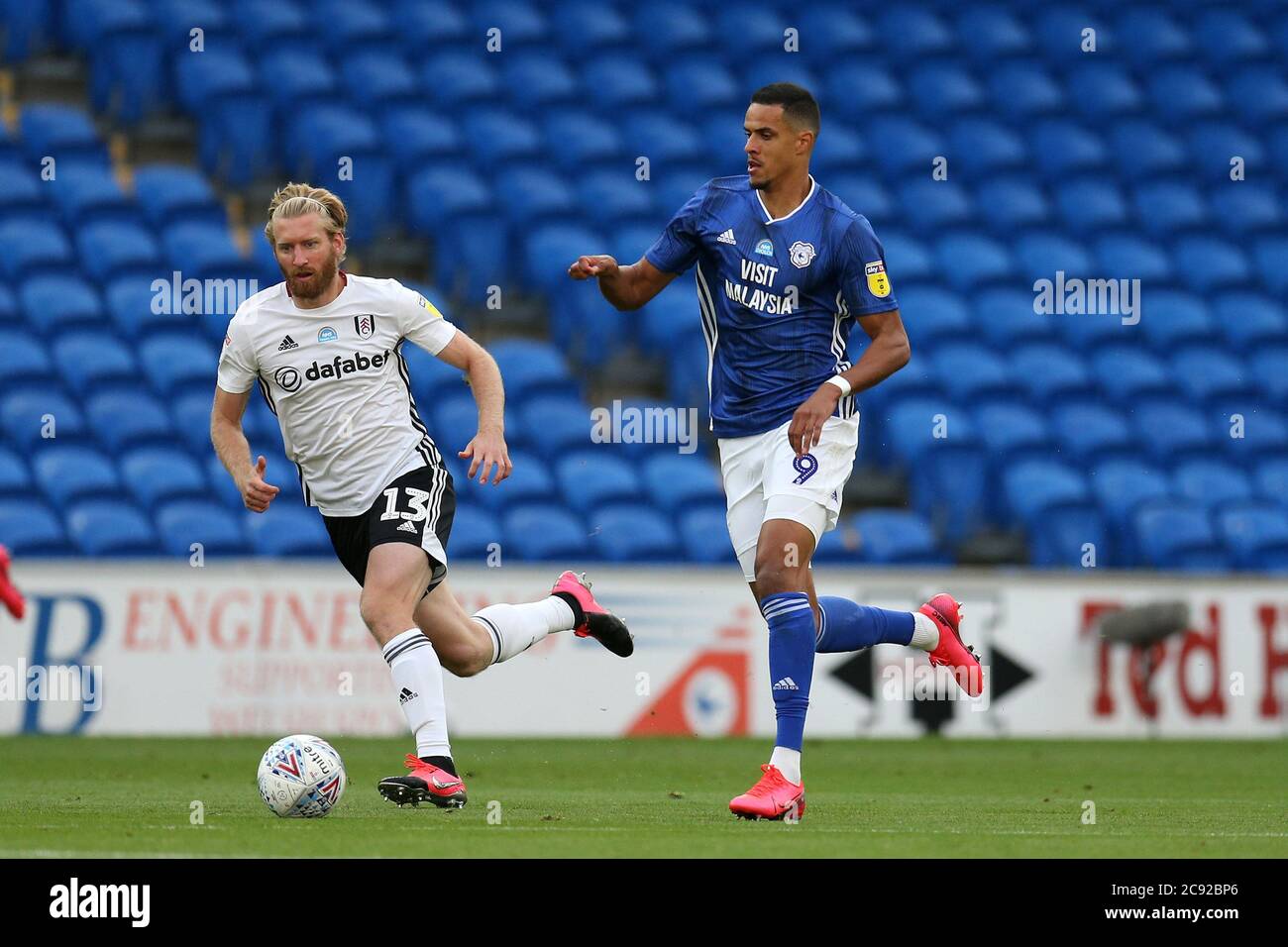 Cardiff, Regno Unito. 27 luglio 2020. Robert Glatzel di Cardiff City (9) e Tim Ream di Fulham in azione. EFL Skybet Championship gioca semifinale, 1° incontro di tappa, Cardiff City contro Fulham al Cardiff City Stadium di Cardiff lunedì 27 luglio 2020. Questa immagine può essere utilizzata solo per scopi editoriali. Solo per uso editoriale, licenza richiesta per uso commerciale. Non si può usare nelle scommesse, nei giochi o nelle pubblicazioni di un singolo club/campionato/giocatore. pic di Andrew Orchard/Andrew Orchard sport photography/Alamy Live news Credit: Andrew Orchard sports photography/Alamy Live News Foto Stock