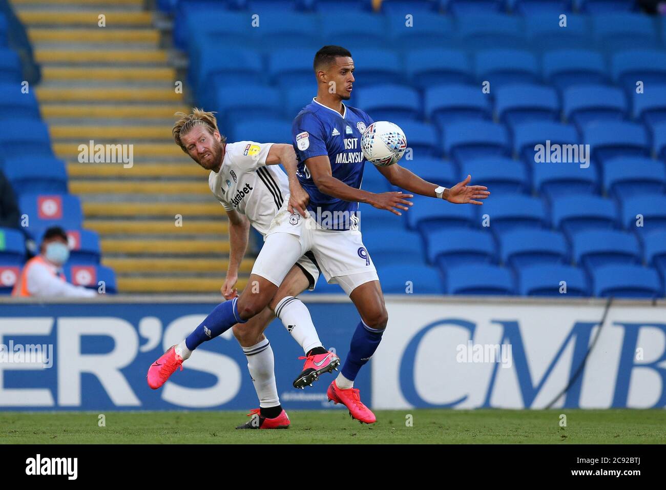 Cardiff, Regno Unito. 27 luglio 2020. Robert Glatzel di Cardiff City (R) e Tim Ream di Fulham in azione. EFL Skybet Championship gioca semifinale, 1° incontro di tappa, Cardiff City contro Fulham al Cardiff City Stadium di Cardiff lunedì 27 luglio 2020. Questa immagine può essere utilizzata solo per scopi editoriali. Solo per uso editoriale, licenza richiesta per uso commerciale. Non si può usare nelle scommesse, nei giochi o nelle pubblicazioni di un singolo club/campionato/giocatore. pic di Andrew Orchard/Andrew Orchard sport photography/Alamy Live news Credit: Andrew Orchard sports photography/Alamy Live News Foto Stock