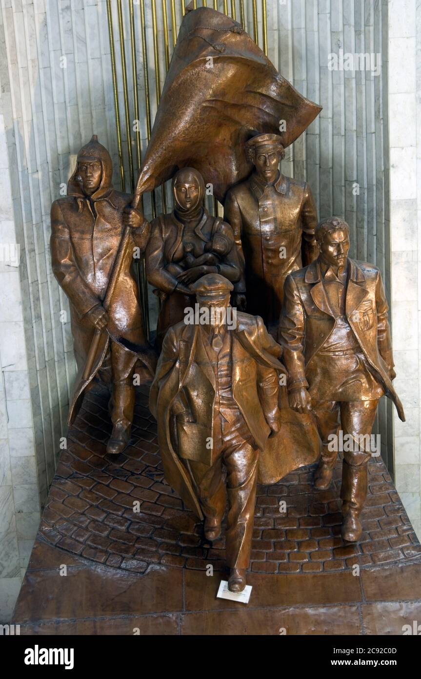 Museo storico statale (ex Museo Lenin), Statua di Lenin Walking, Ala-Too Square, Bishkek, Kirghizistan Foto Stock