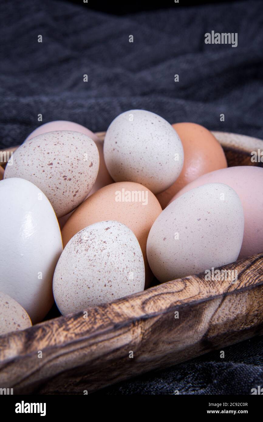 Mettere le uova sane native su un panno bianco o in un piatto circolare o in una scatola di cartone. Foto Stock