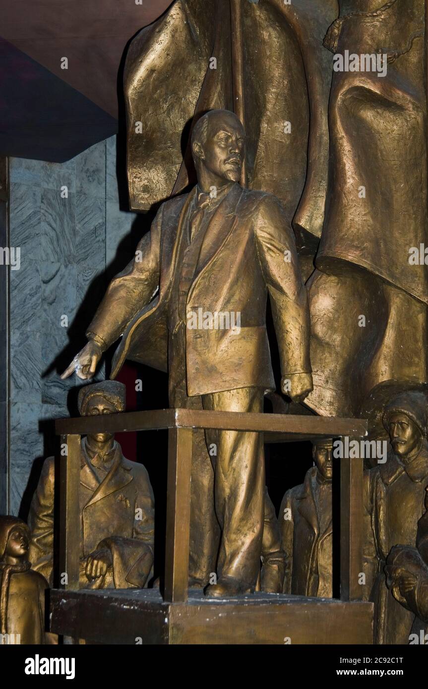 Museo storico di Stato (ex Museo Lenin), Lenin durante la guerra civile all'inizio degli anni 20, Ala-Too Square, Bishkek, Kirghizistan Foto Stock