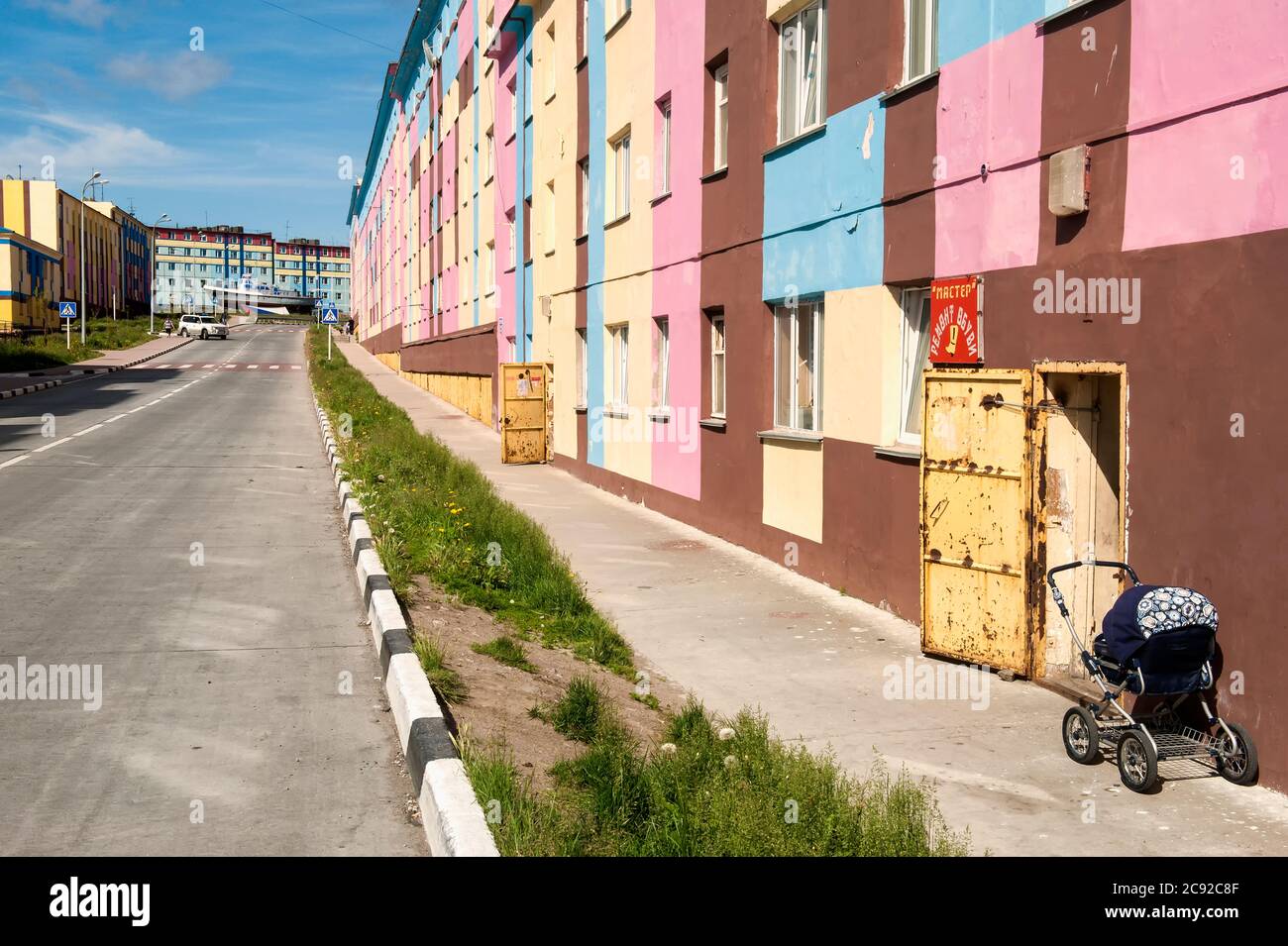 Appartamento di colorate case, città siberiana Anadyr, Chukotka Provincia, Estremo Oriente Russo Foto Stock