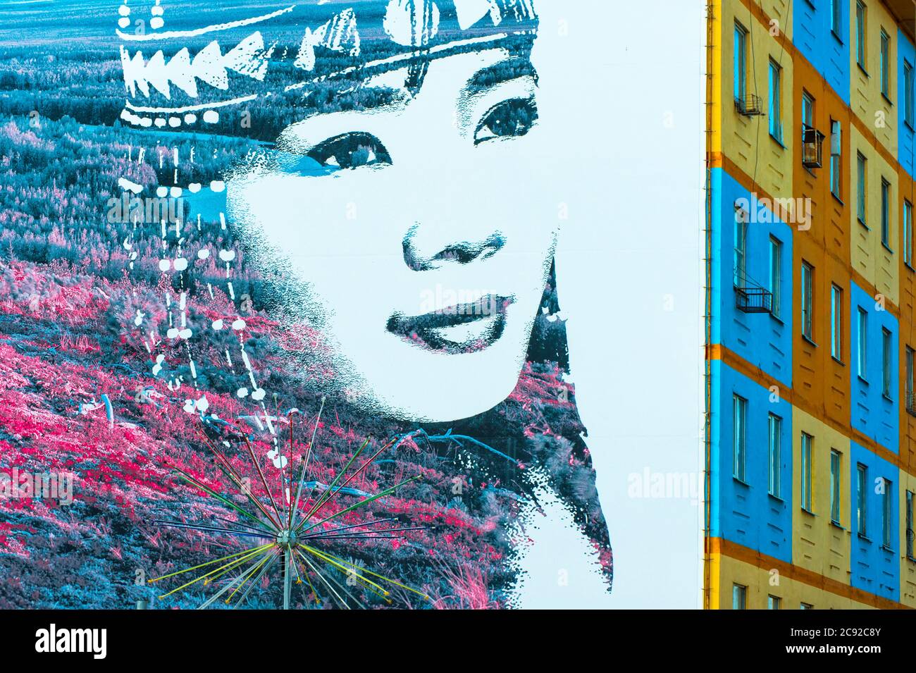 Appartamento di colorate case con il murale di Chukchi nativo di persone, città siberiana Anadyr, Chukotka Provincia, Estremo Oriente Russo Foto Stock