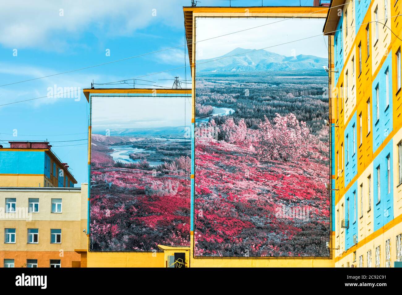 Appartamento di colorate case con il murale di Chukchi nativo di persone, città siberiana Anadyr, Chukotka Provincia, Estremo Oriente Russo Foto Stock