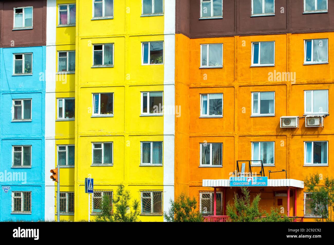 Appartamento di colorate case, città siberiana Anadyr, Chukotka Provincia, Estremo Oriente Russo Foto Stock