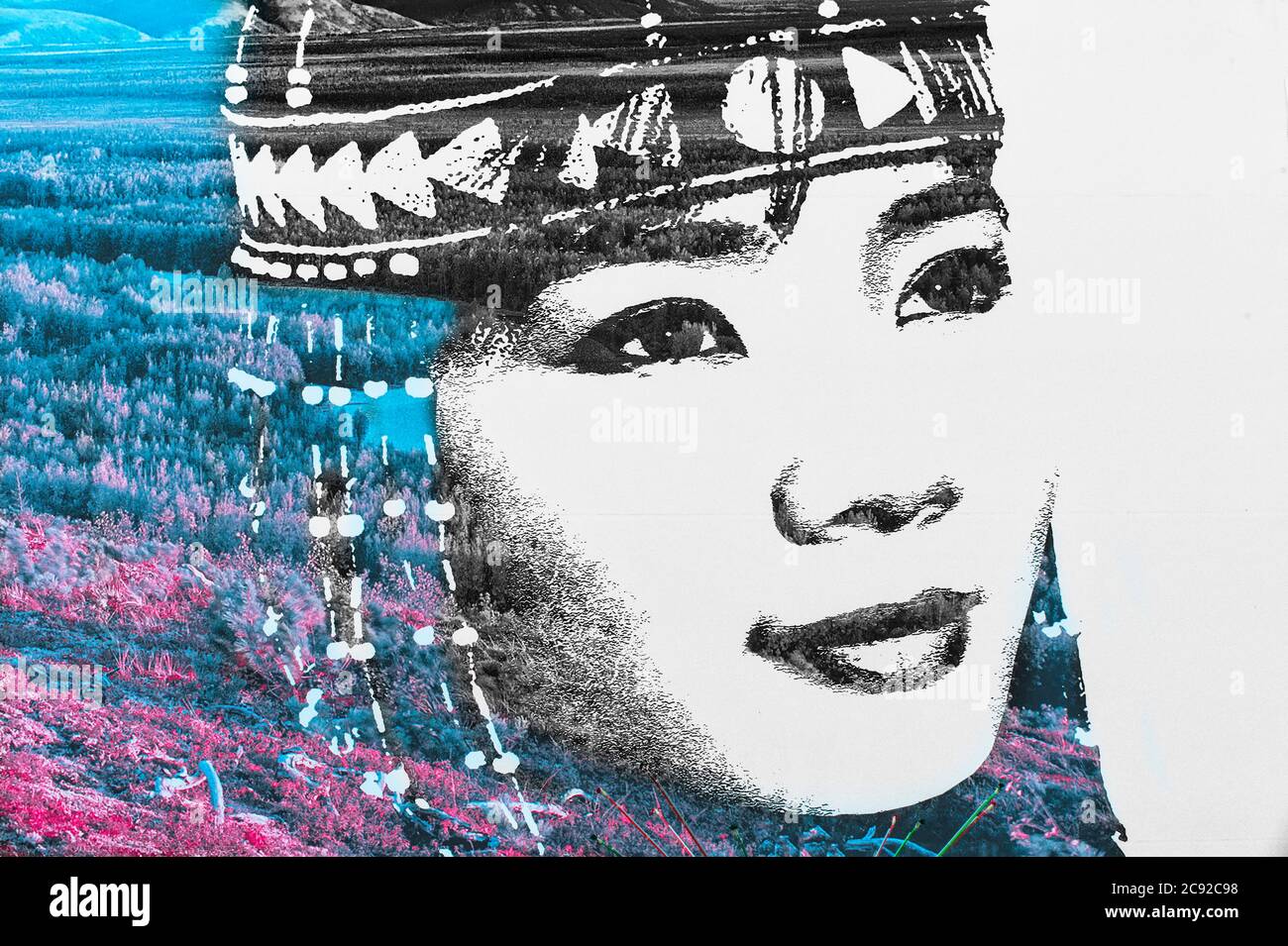 Appartamento di colorate case con il murale di Chukchi nativo di persone, città siberiana Anadyr, Chukotka Provincia, Estremo Oriente Russo Foto Stock