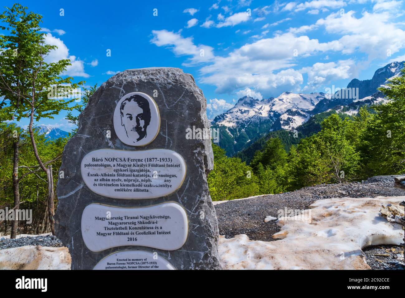 Stele commemora il Barone Ferenc Nopcsa, ricercatore ungherese nel nord Albania e Theth National Park, Albania Foto Stock