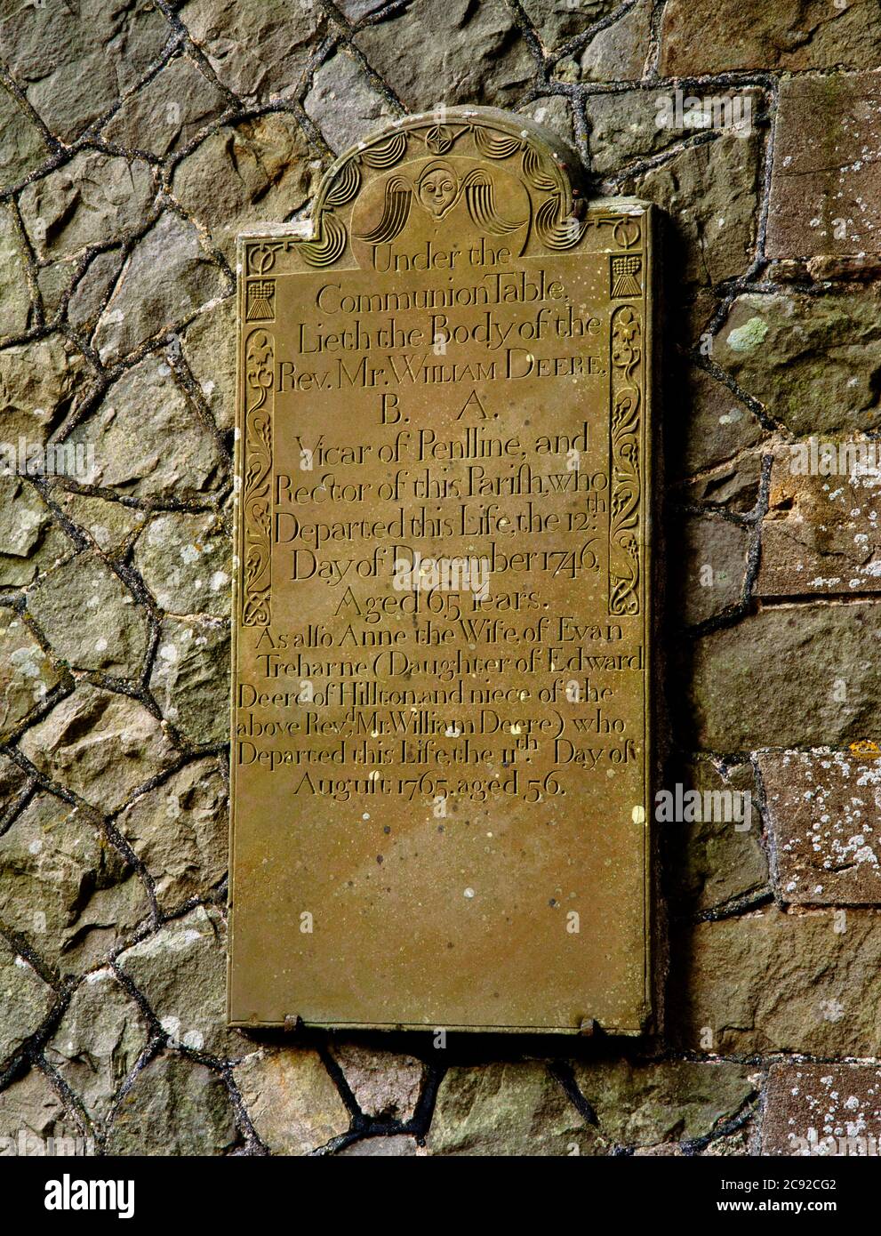 Chiesa di San Canne, Llangan, Gower, Glamorgan occidentale, Swansea. C18 targa commemorativa di Rev William Deere e sua nipote Anne, montata sulla parete esterna Foto Stock