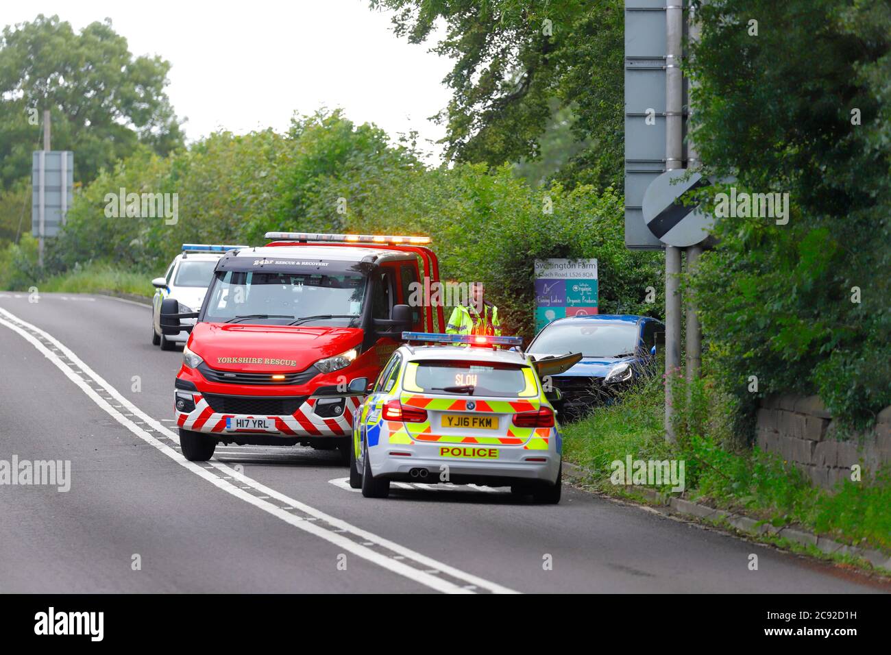 Un carrello di recupero che recupera un veicolo dopo essere stato coinvolto in una collisione sulla A642 Wakefield Road a Swillington Foto Stock