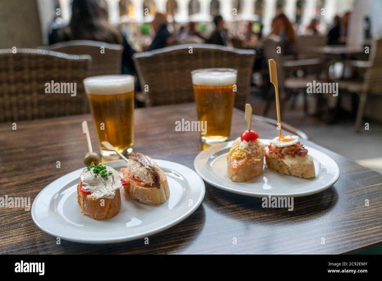 Tapas e birra in un ristorante a Place de la Independencia, Girona, Spagna Foto Stock