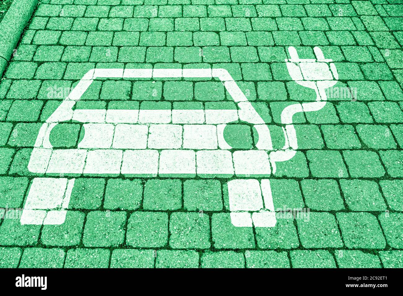 Parcheggio per auto elettriche con stazione di ricarica Tesla a Gruenheide (Mark) futura sede di Tesla Gigafactory, Brandeburgo Foto Stock