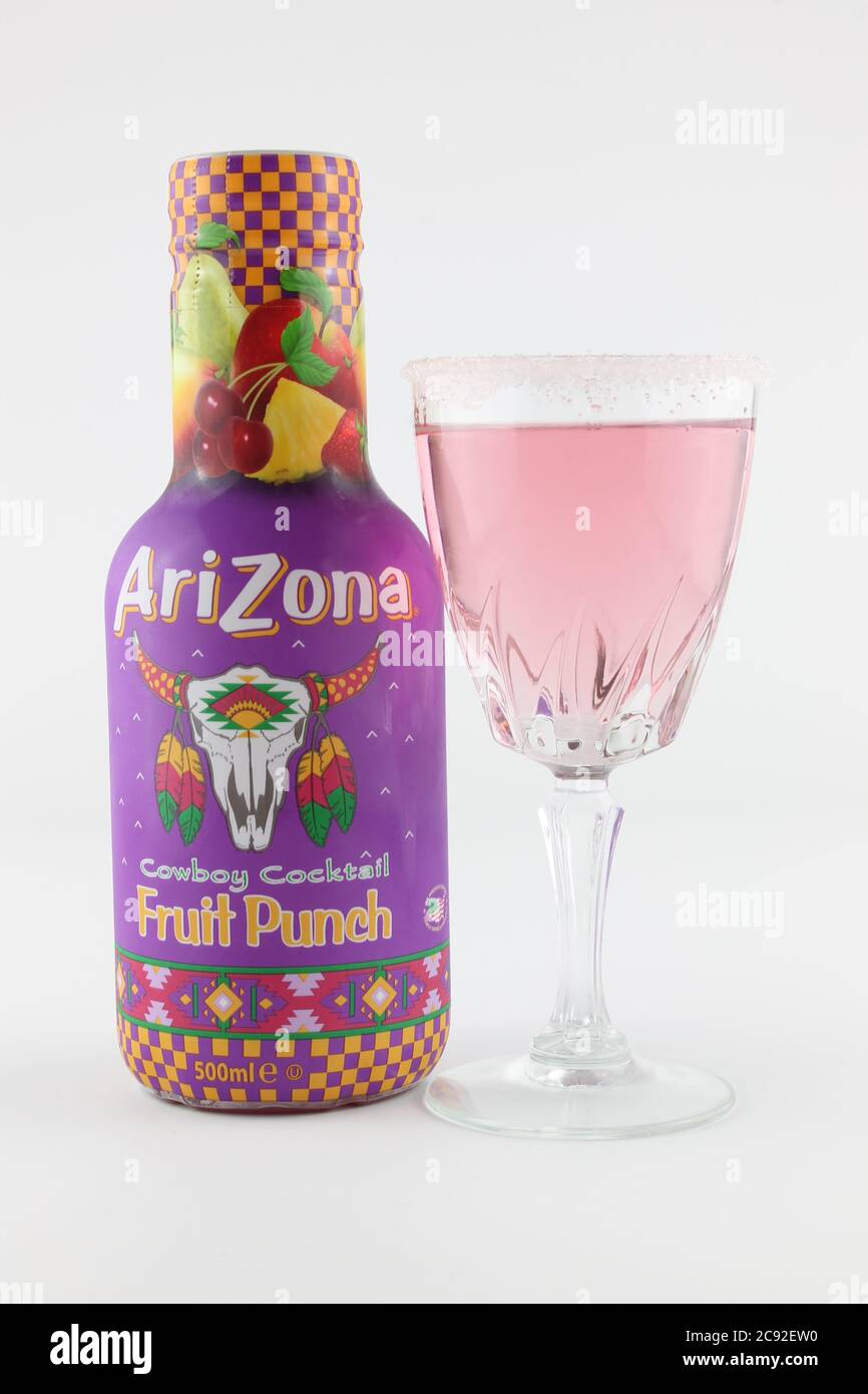 Bicchiere non alcolico di punch di frutta da cocktail Arizona Cowboy, con zucchero intorno al bordo del bicchiere, isolato su sfondo bianco Foto Stock