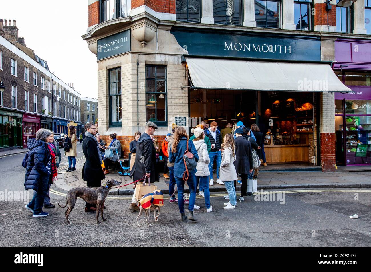 Persone in coda per il caffè alla Monmouth Coffee Company, Borough Market, Londra, Inghilterra. Foto Stock
