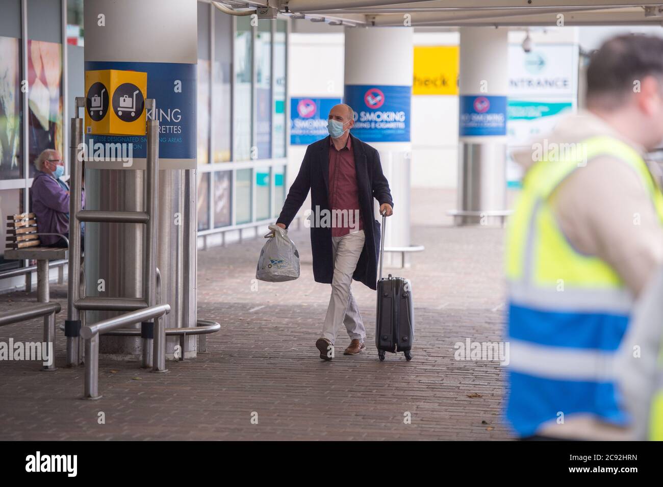 Glasgow, Scozia, Regno Unito. 28 luglio 2020. Nella foto: Passeggeri che utilizzano il terminal dell'aeroporto di Glasgow. All'inizio di oggi, Jet2 Holidays annulla tutti i voli per Tenerife, Fuerteventura, Gran Canaria, Lanzarote, Maiorca, Menorca e Ibiza dopo che gli uffici esteri hanno consigliato di non viaggiare essenziali per le isole. Credit: Colin Fisher/Alamy Live News Foto Stock