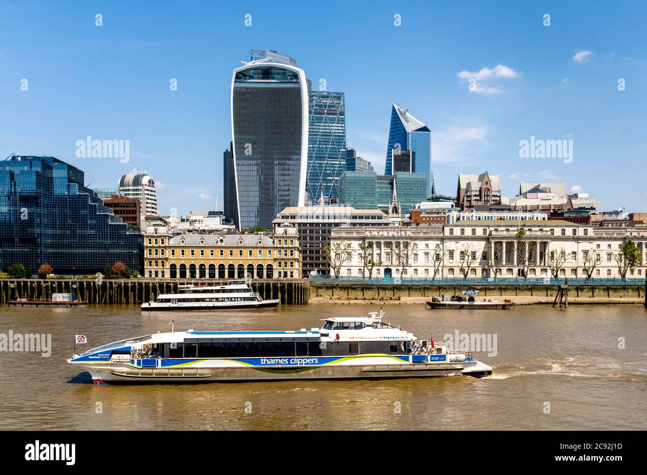 Il Tamigi e la City of London Skyline, Londra, Inghilterra. Foto Stock