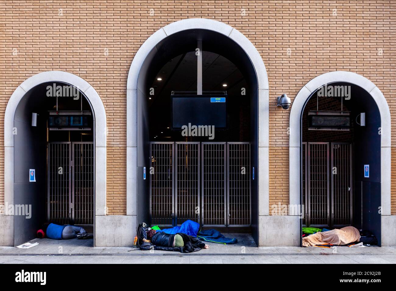 I senzatetto dormono nelle porte a pochi metri da Shard, London Bridge Area, Londra, Inghilterra. Foto Stock