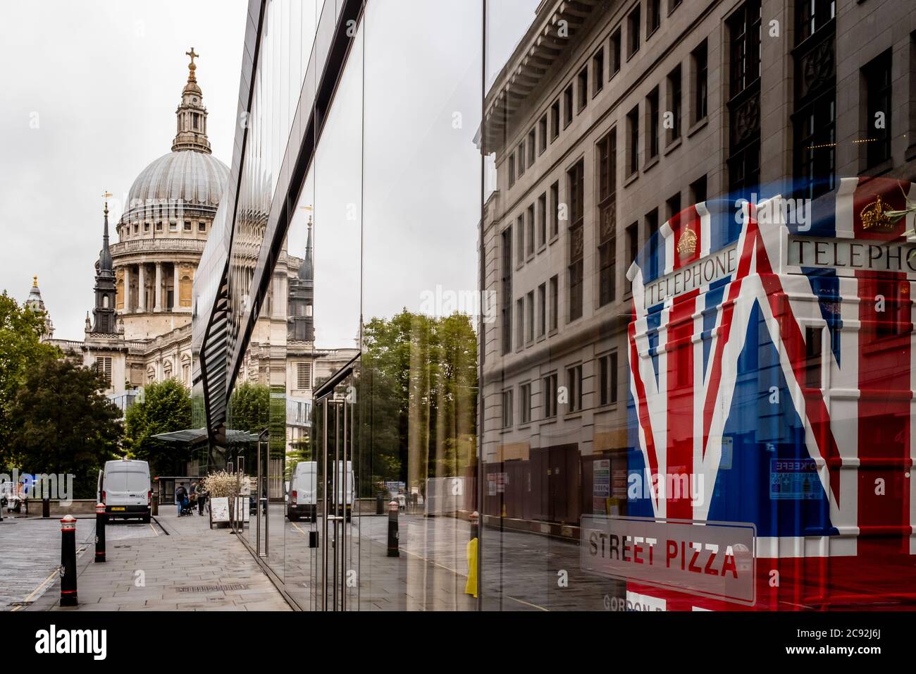 La Cattedrale di St Paul si è riflessa in UNA finestra del ristorante in un giorno nuvoloso, Londra, Inghilterra. Foto Stock