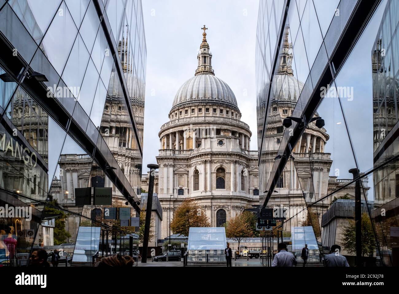 La Cattedrale di St Paul si è riflessa nel Windows of One New Change Shopping Center, Londra, Inghilterra. Foto Stock