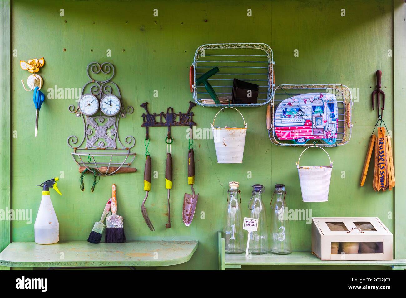 Postazione da lavoro con attrezzature da giardinaggio e panca, Eglinton Allootments, Kilwinning, Ayrshire, Scozia, UK Foto Stock