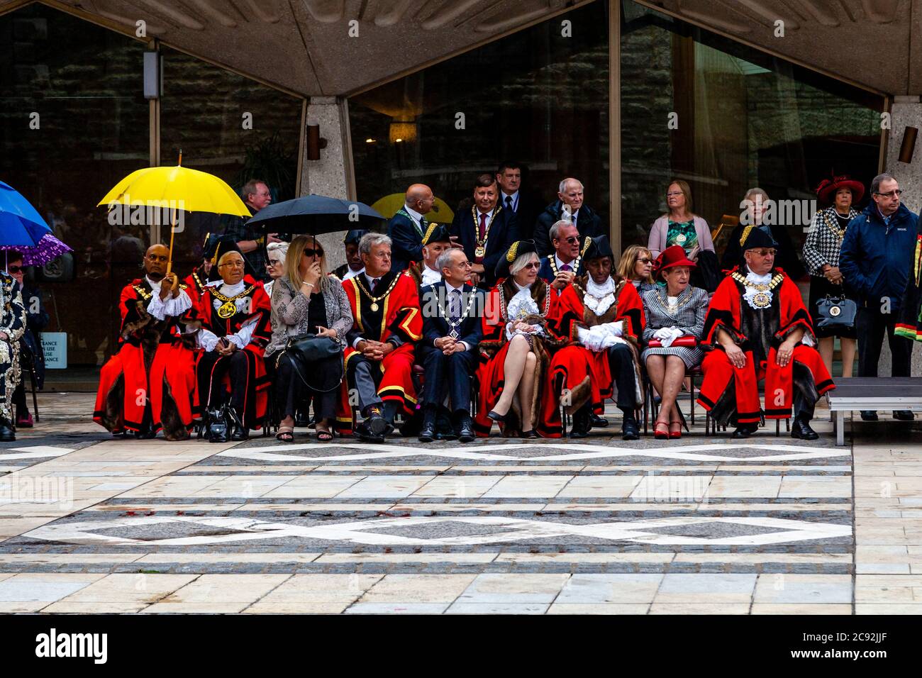 Un gruppo di sindaci londinesi in costume da cerimonia al Festival annuale della vendemmia dei primi Re e delle regine che si tiene al Guildhall Yard, Londra, Inghilterra. Foto Stock