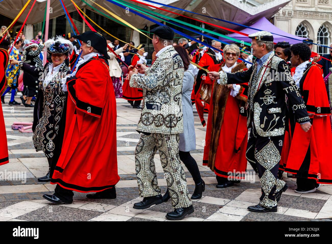 Pearly Kings and Queens e London Mayors partecipano A UNA danza tradizionale maipole al Pearly Kings and Queens Annual Harvest Festival, Londra, Regno Unito Foto Stock