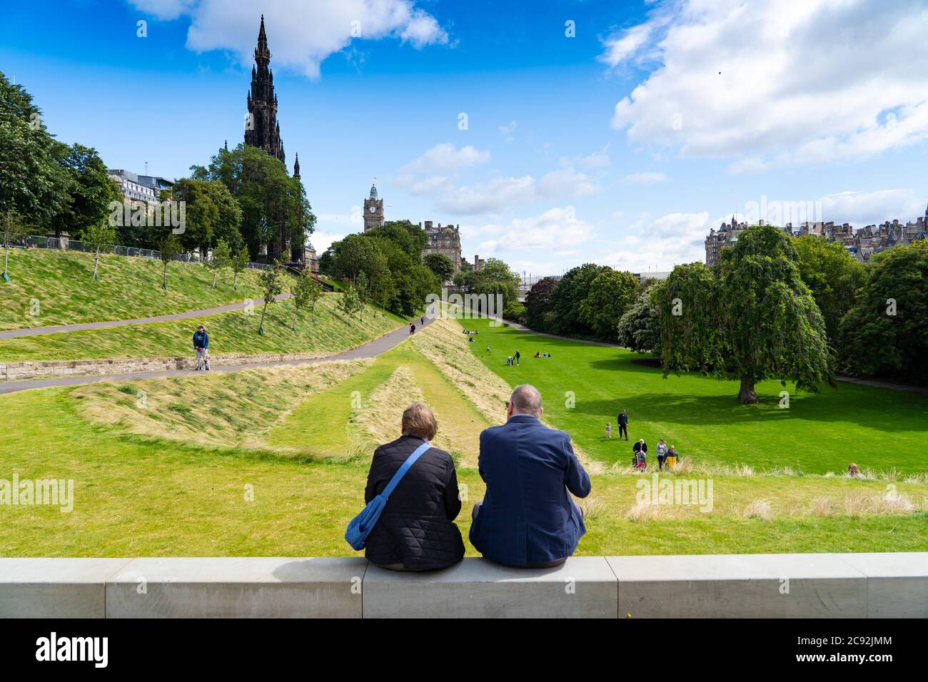 Edimburgo, Scozia, Regno Unito. 28 luglio 2020. Affari e turismo tornano lentamente ai negozi e alle strade del centro di Edimburgo. Il pubblico torna a godere dei Giardini di East Princes Street che sono stati recentemente riaperti dopo lavori di ristrutturazione paesaggistica e di drenaggio. Iain Masterton/Alamy Live News Foto Stock