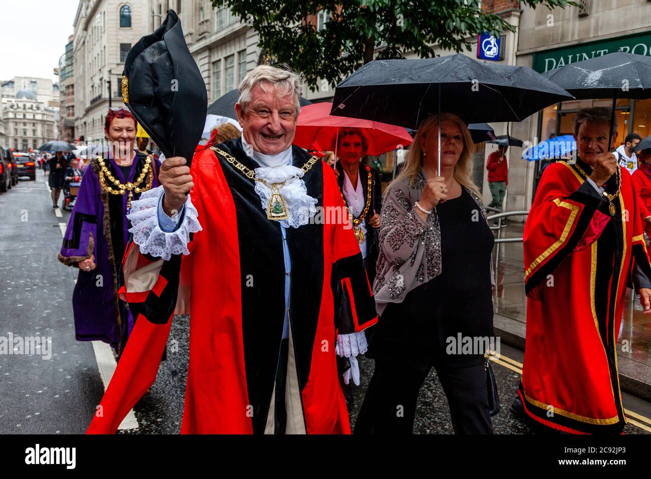 I sindaci di Londra si recano alla Bow Bells Church per il servizio annuale dei re dei prini e del Queens Harvest Festival di Londra, Inghilterra. Foto Stock