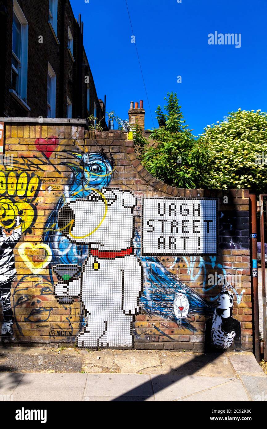 Mosaico di Brian Griffin di un ragazzo di famiglia che tiene un vetro di martini, arte di strada a Camden, Londra, Regno Unito Foto Stock