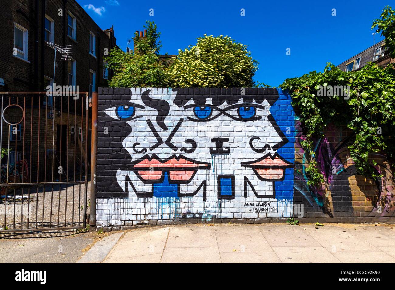 Astratto volti murale su un muro di mattoni di Anna Laurini e Sunny Jim a Camden, Londra, Regno Unito Foto Stock